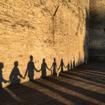 Tornide väljaku müüridel tantsivad varjud